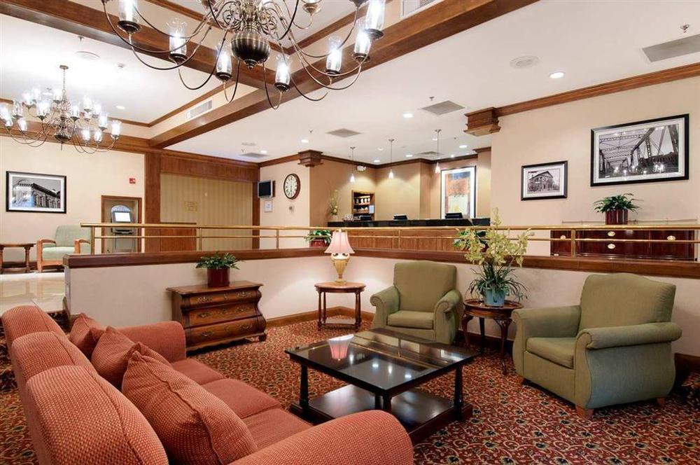 Doubletree By Hilton Airport Grand Rapids