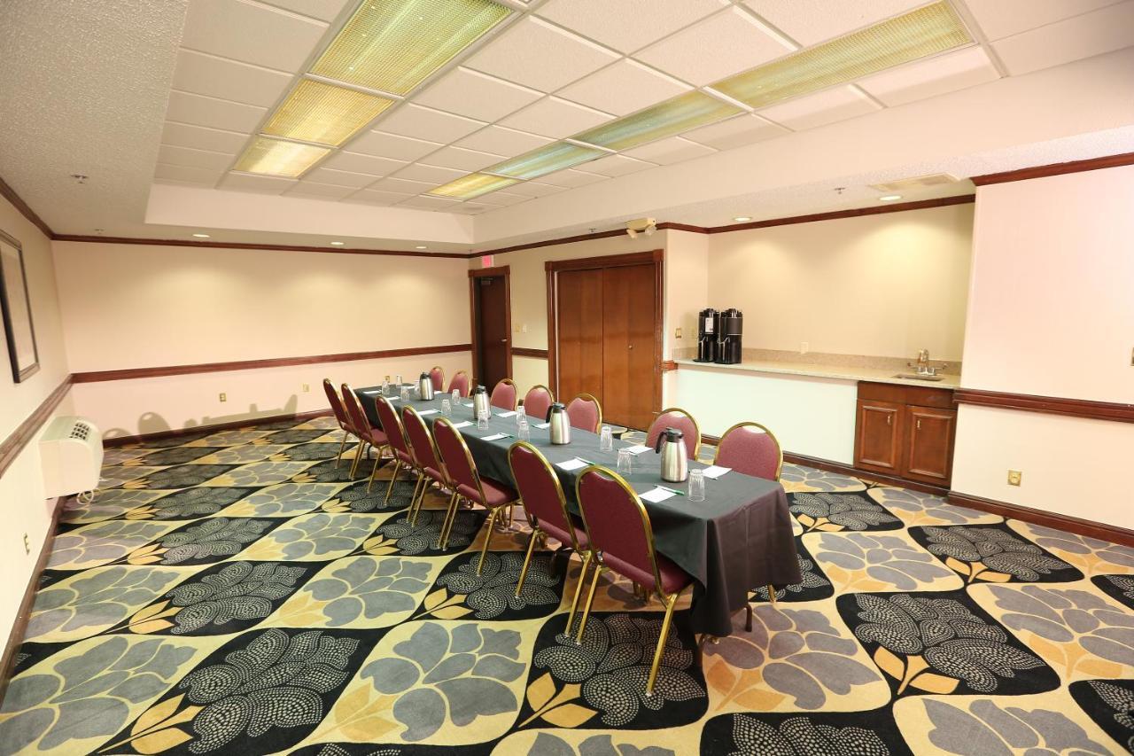 Hotel Wyndham Garden Airport 3*