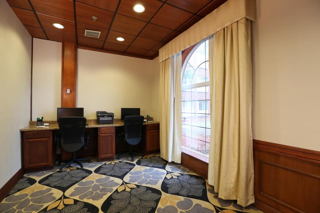 Wyndham Garden Airport Hotel