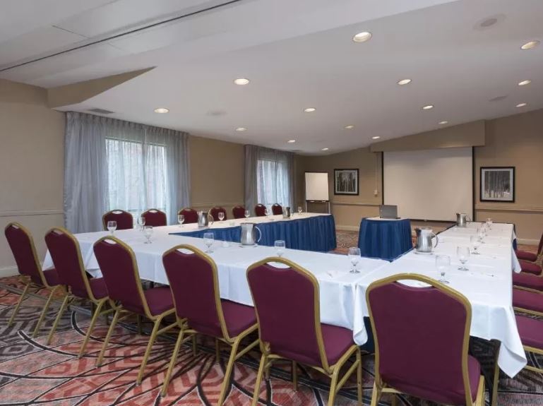 Hotel Doubletree By Hilton Airport