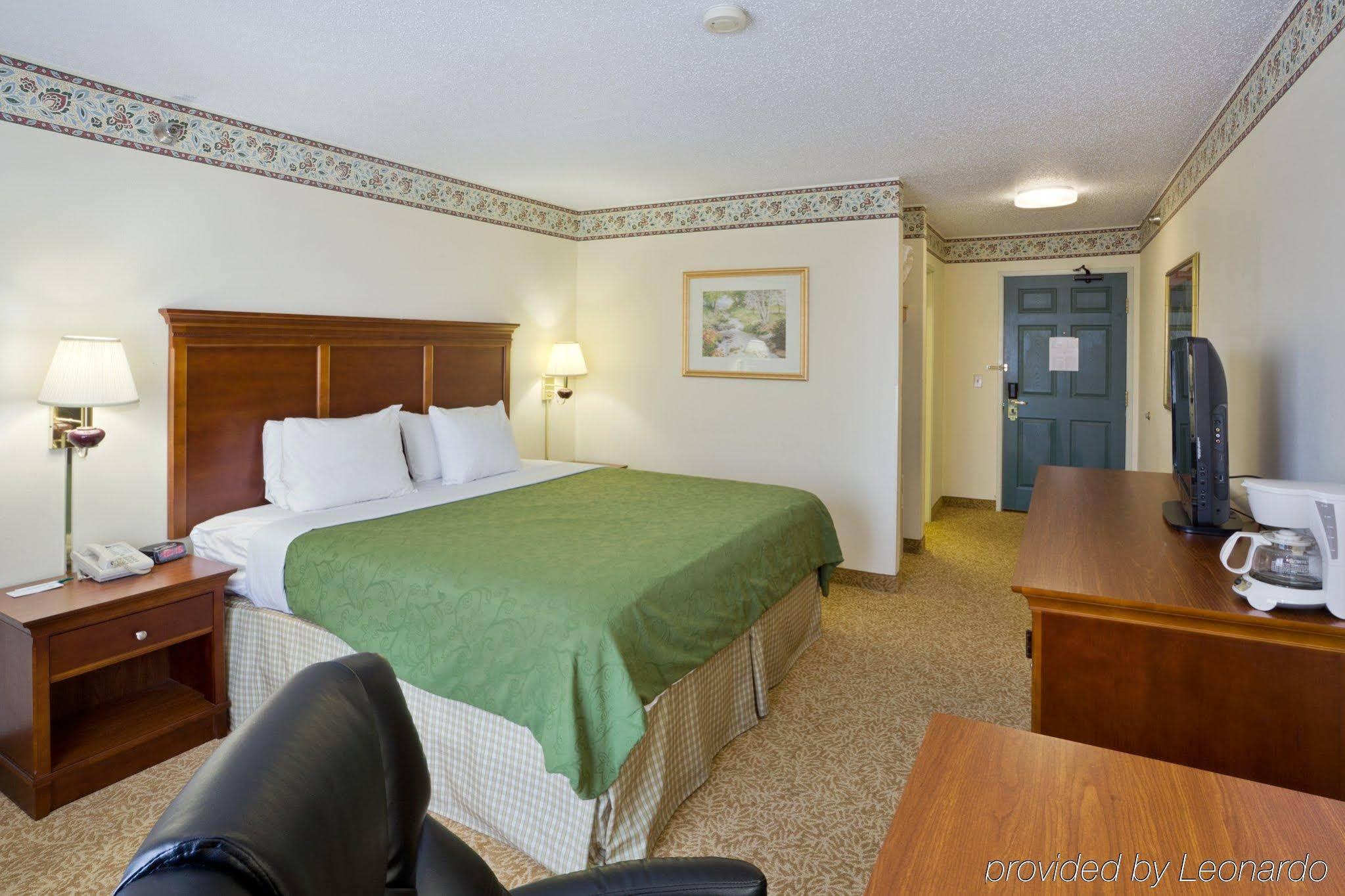 Country & By Radisson, Airport, Mi