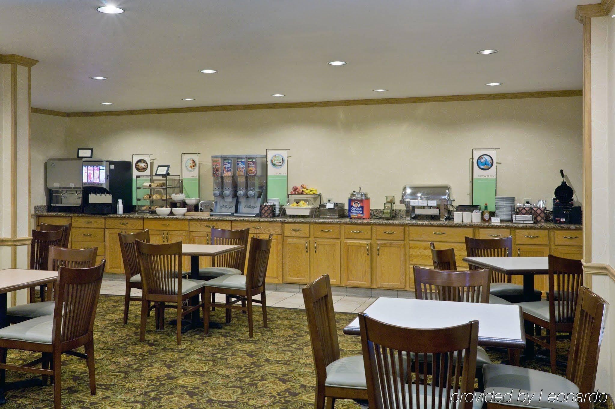 Country & By Radisson, Airport, Mi