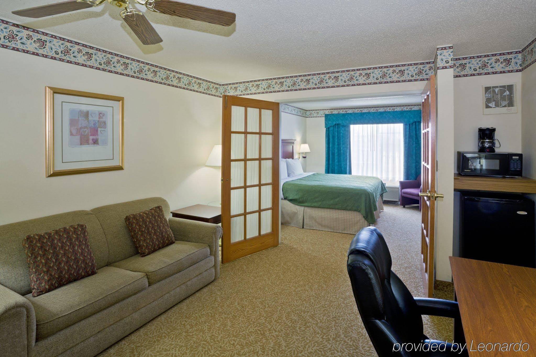 Country & By Radisson, Airport, Mi Hotel
